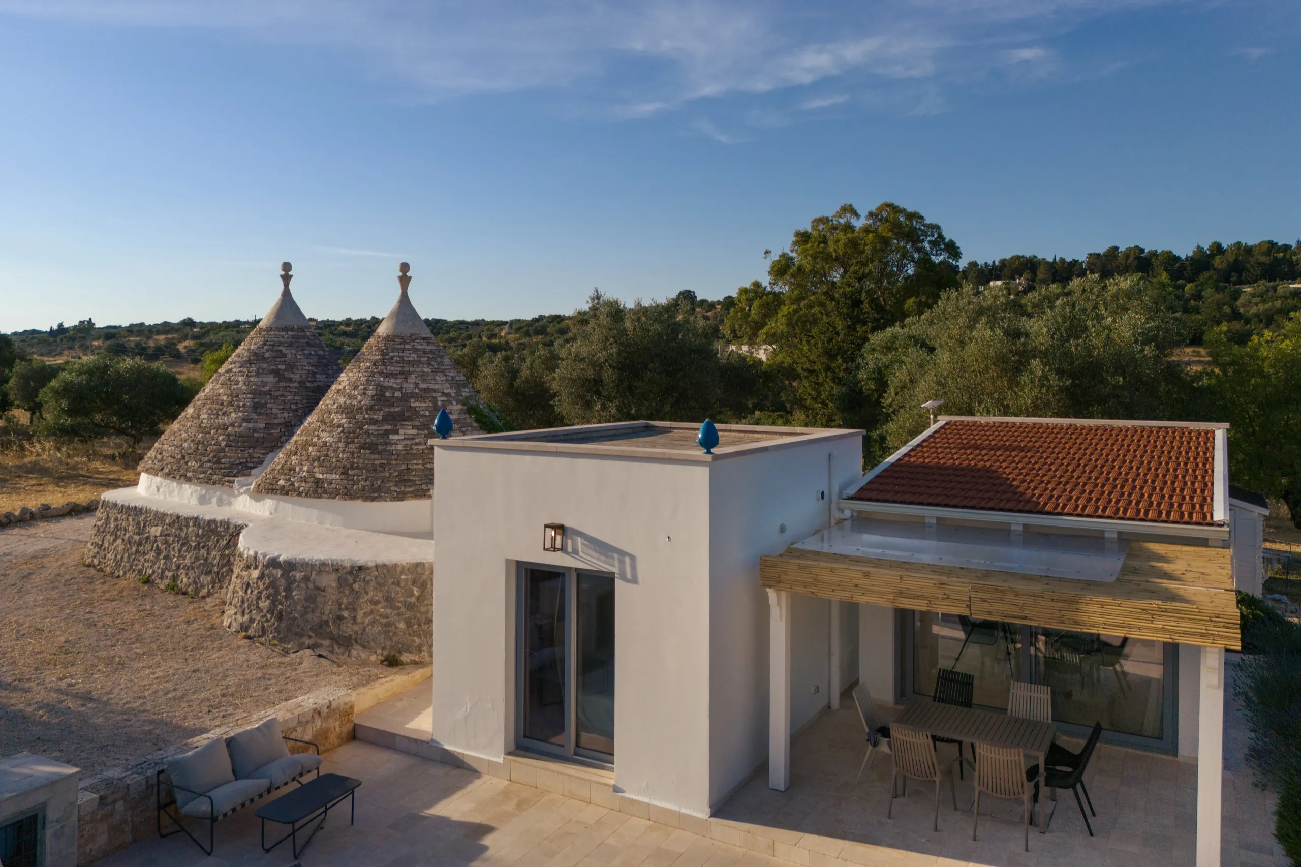 Le volume blanc contemporain adossé aux cônes de pierre des trulli