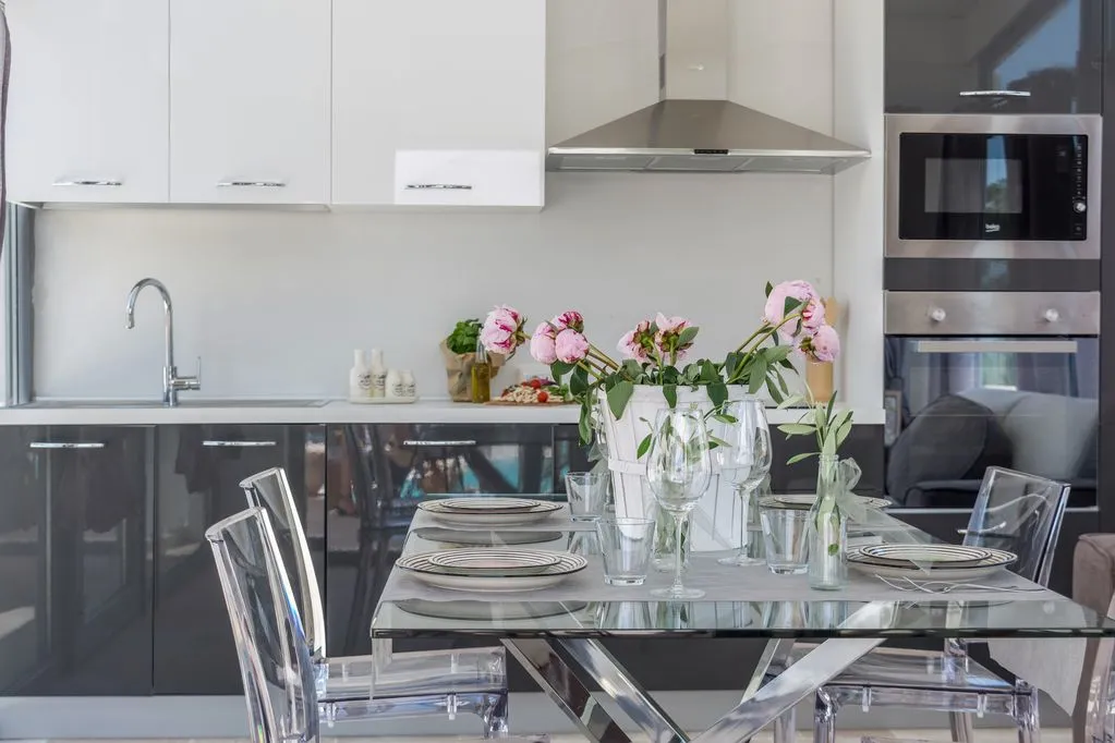 La cuisine équipée et la table à manger dressée