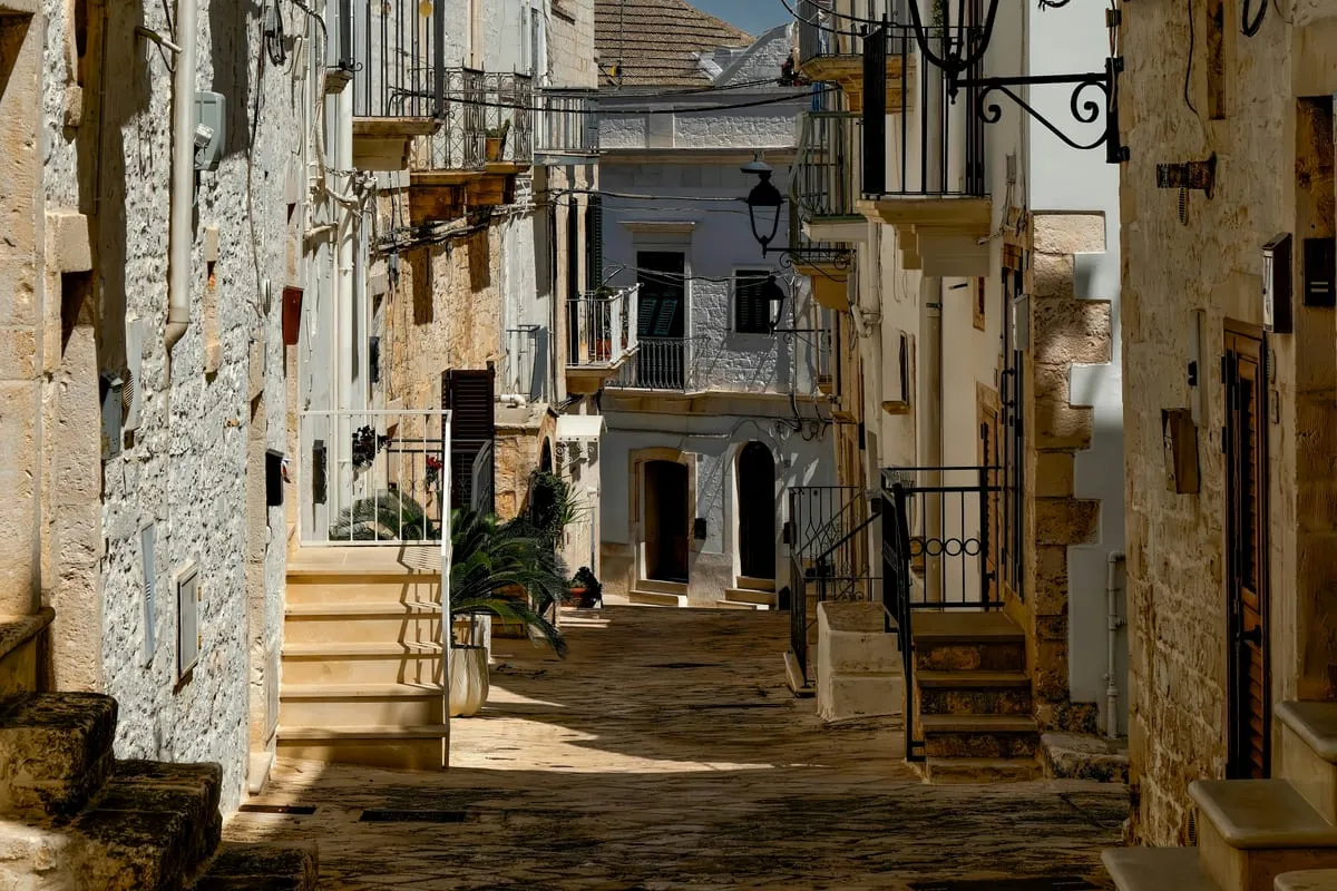 Ruelle pavée bordée de maisons blanches à Locorotondo