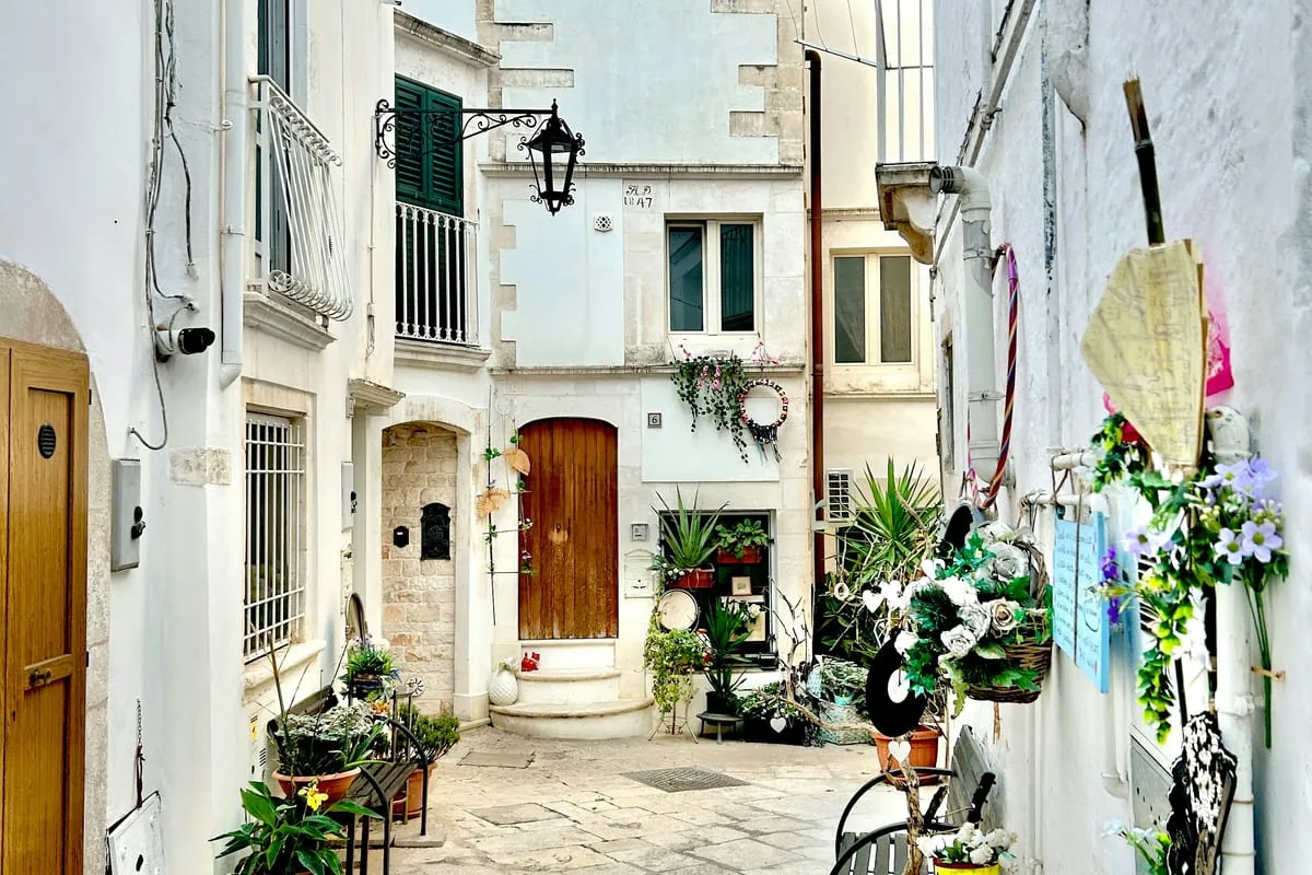 Ruelle fleurie du centre historique de Martina Franca