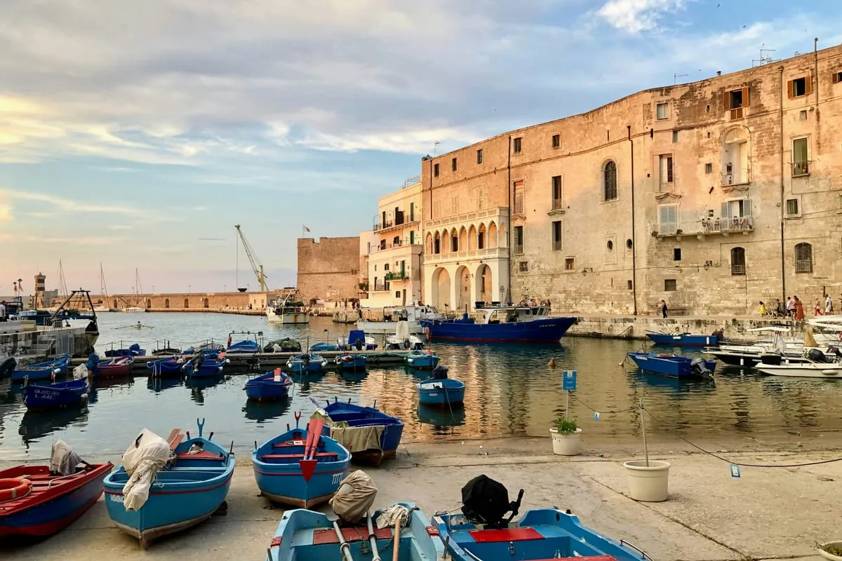 Barques de pêche bleues dans le vieux port de Monopoli