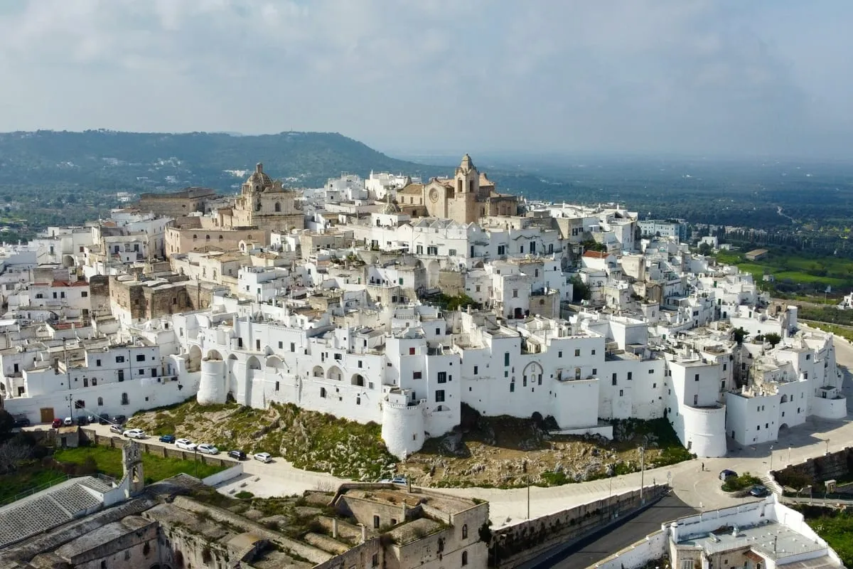 La ville blanche d’Ostuni dressée sur sa colline