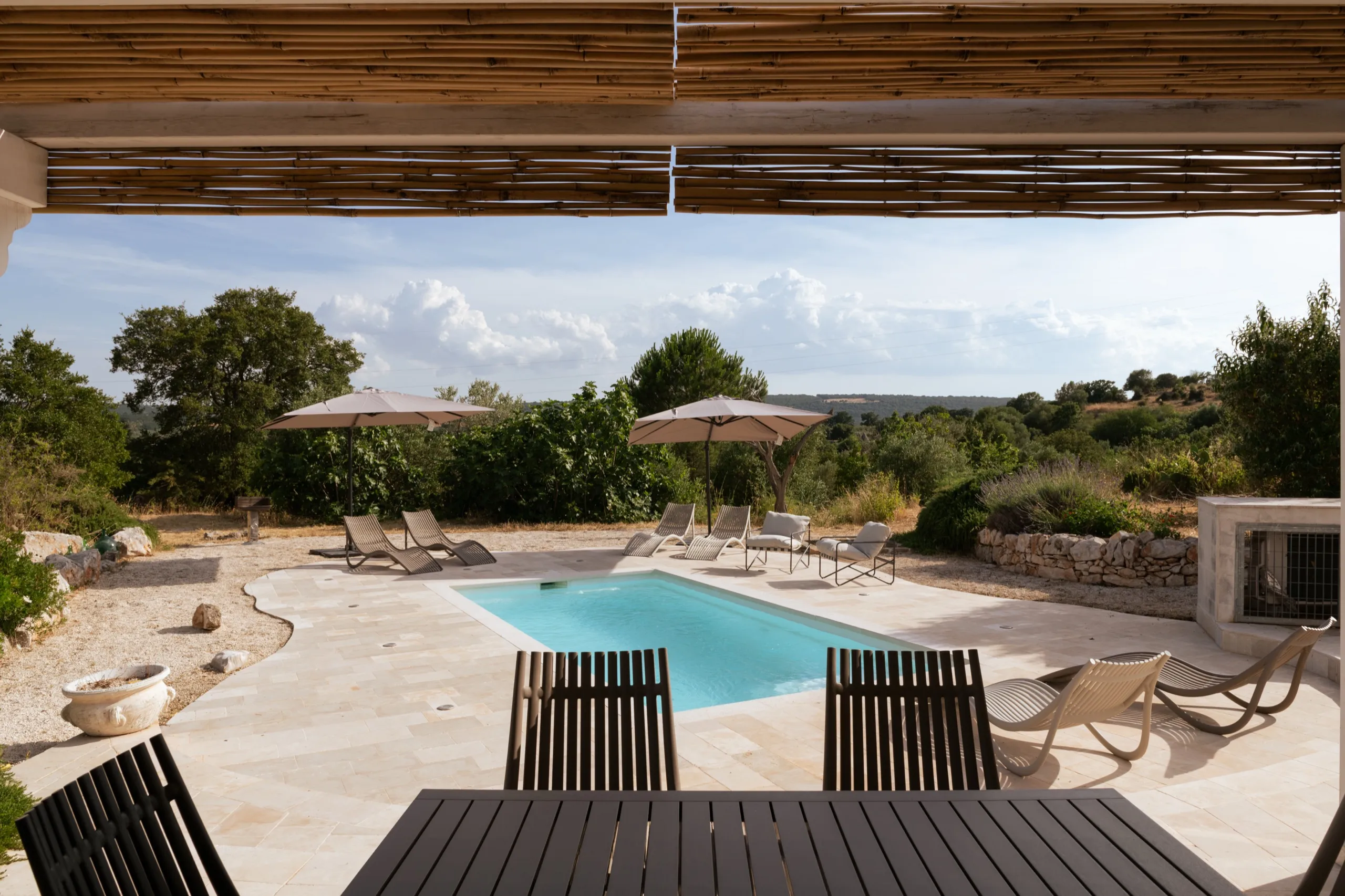La pergola au bord de la piscine