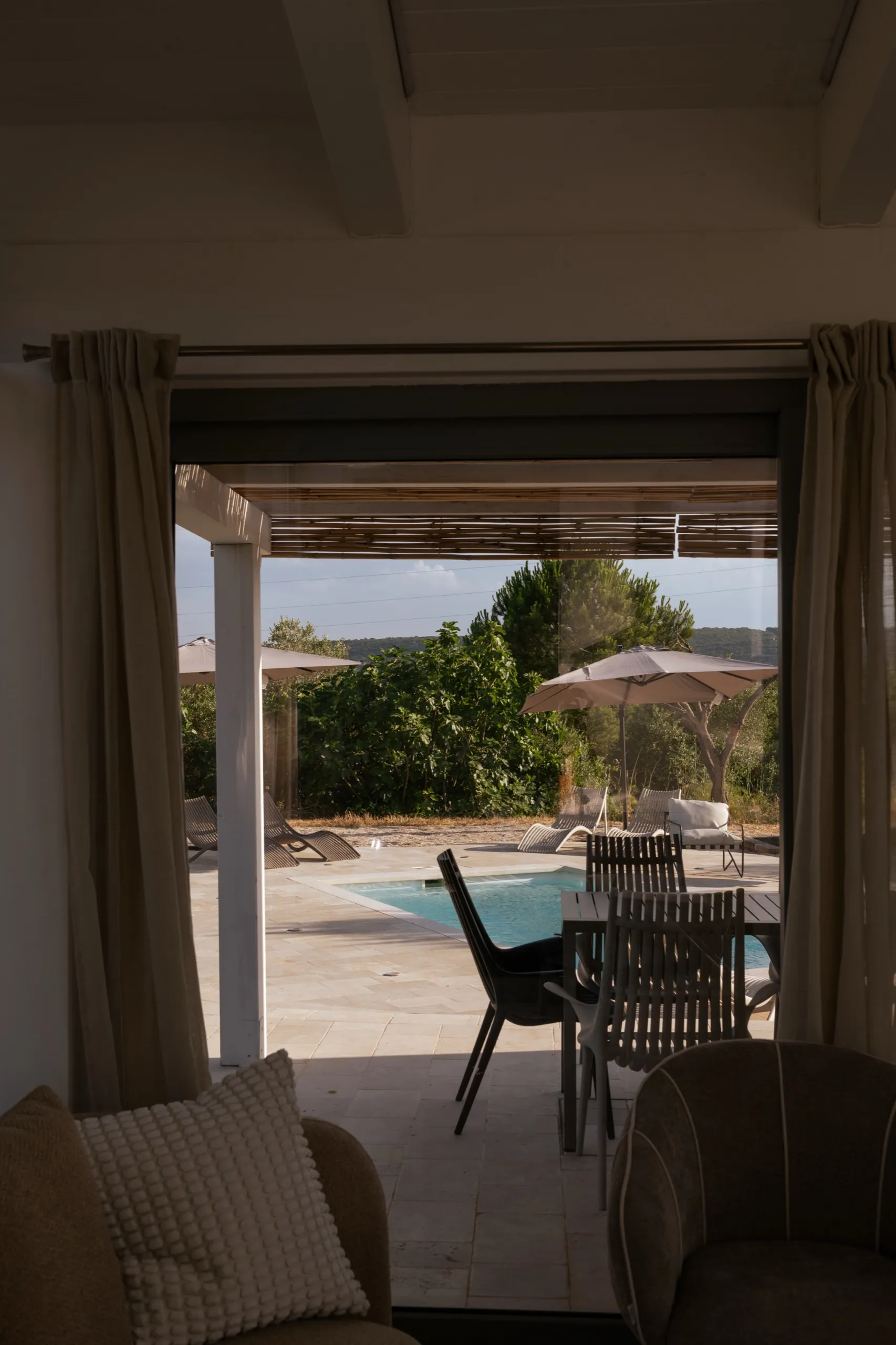 Salon ouvert sur la piscine