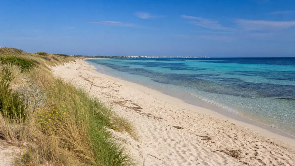 La longue plage de sable de Torre Canne et son eau turquoise